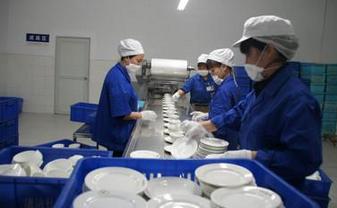 守护舌尖上的安全 突击检查餐饮具消毒服务单位纪实